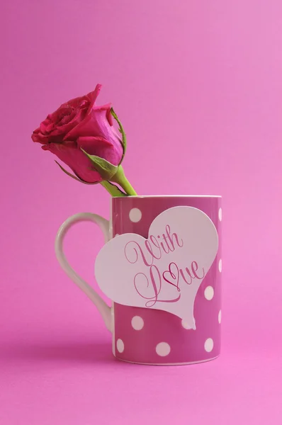 Rosa brote de rosa con lunares taza de café y saludo — Foto de Stock