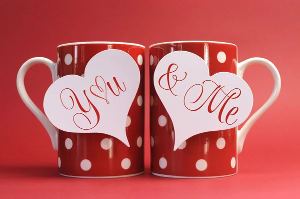 Tú y yo, saludo mensaje de amor en etiquetas de regalo de corazón en tazas de café de lunares rojos — Foto de Stock