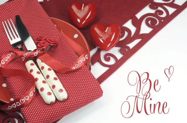 Valentine or love theme dining table place setting com espaço de cópia ou texto . — Fotografia de Stock