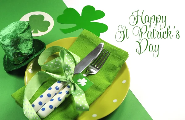 Happy St Patrick 's Day comida e bebida configurações de mesa com saudações — Fotografia de Stock