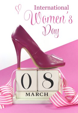Dünya Kadınlar Günü, Mart 8, vintage takvim ve pembe yüksek topuk ayakkabı.