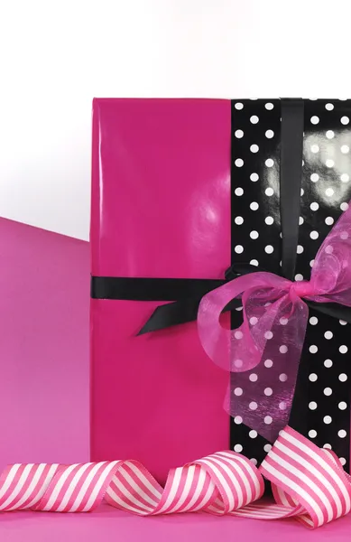现代主题粉红色和黑色情人节或者生日礼品盒 — 图库照片