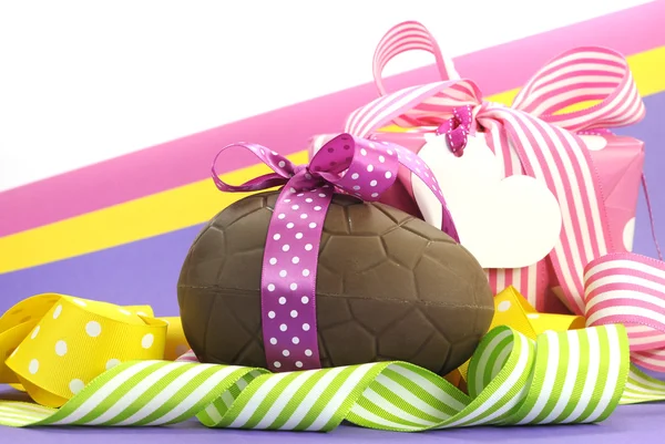Pembe, mor ve sarı renkli tema mutlu çikolata Paskalya yumurtaları — Stok fotoğraf