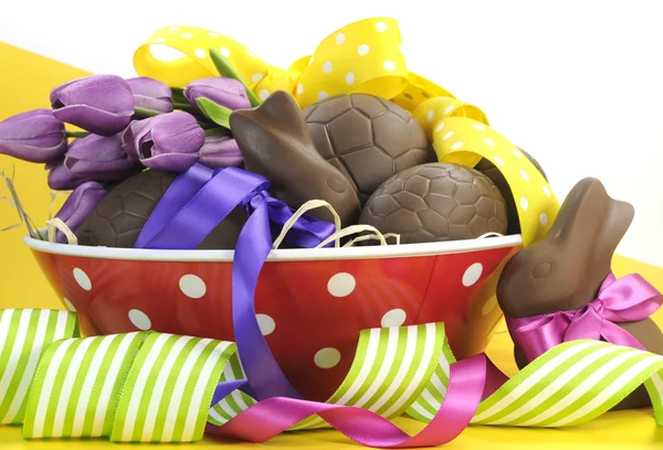 Feliz Pascua huevos de chocolate y conejos cesto — Foto de Stock