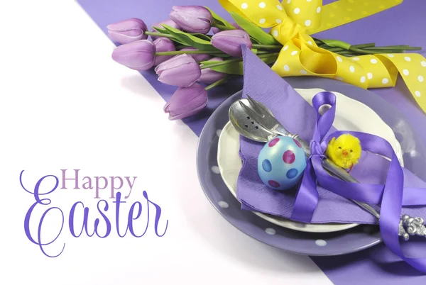 Happy easter geel en paars mauve Lila thema Pasen tafel plaats instellen — Stockfoto