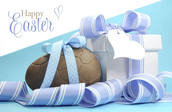 Tema azul Ovo de Páscoa feliz com caixa de presente e belas fitas — Fotografia de Stock
