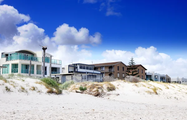 Σπίτια Esplanade και δρόμο σπίτια με θέα την όμορφη παραλία με λευκή άμμο. — Φωτογραφία Αρχείου