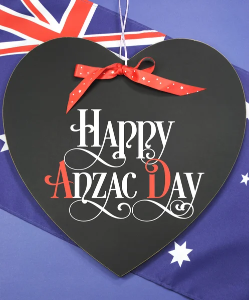 Happy Anzac Day, 25 aprile, festa nazionale per i soldati rimpatriati, saluto sulla lavagna a forma di cuore — Foto Stock