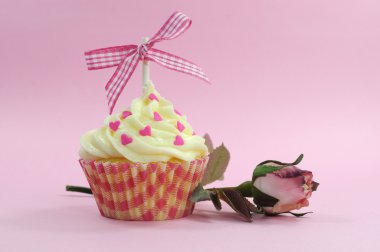 güzel bir şekilde dekore edilmiş ve renkli cupcake, haftanın her günü için.
