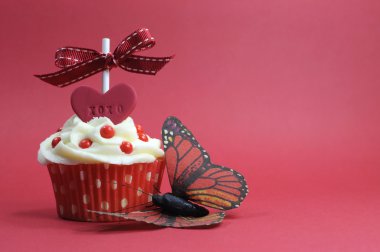 güzel bir şekilde dekore edilmiş ve renkli cupcake, haftanın her günü için.