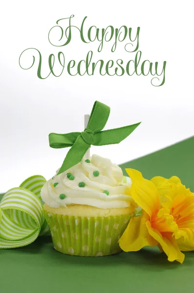 Mooi ingericht en kleurrijke cupcake, één voor elke dag van de week. — Stockfoto