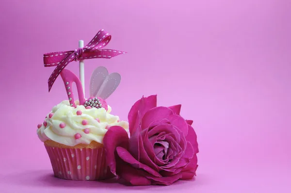 曜日ごとに 1 つとカラフルな装飾が施された美しいカップケーキ. — ストック写真