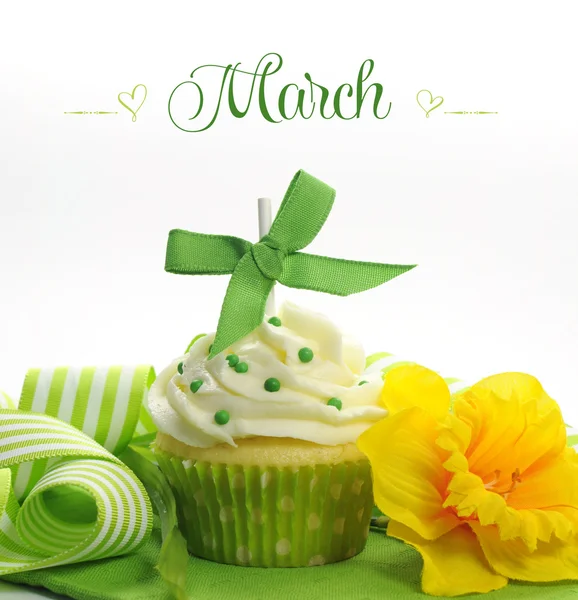 Beau cupcake avec des fleurs de saison et des décorations pour chaque mois de l'année échantillon de texte — Photo
