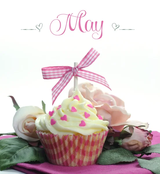 Schöne Cupcake mit saisonalen Blumen und Dekorationen für jeden Monat des Jahres Beispieltext — Stockfoto
