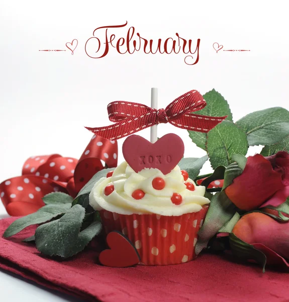 Beau cupcake avec des fleurs de saison et des décorations pour chaque mois de l'année échantillon de texte — Photo