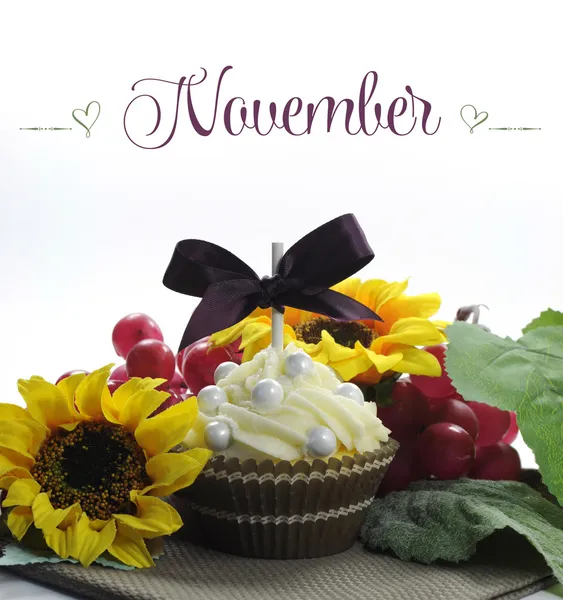 季節の花や年サンプル テキストの毎月のための装飾の美しいカップケーキ — ストック写真