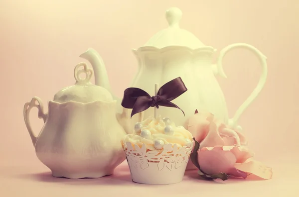 Elegante vintage retro shabby chique estilo tarde ou manhã chá configuração com cupcake e seda rosa . — Fotografia de Stock