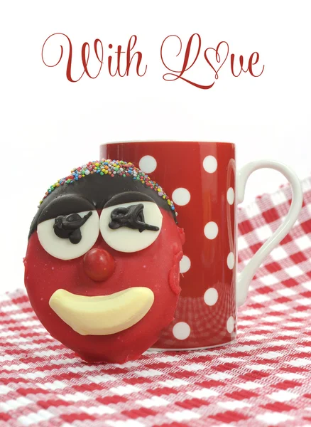 Hecho a mano por niños feliz cara caramelo galleta con té de lunares rojos o café —  Fotos de Stock