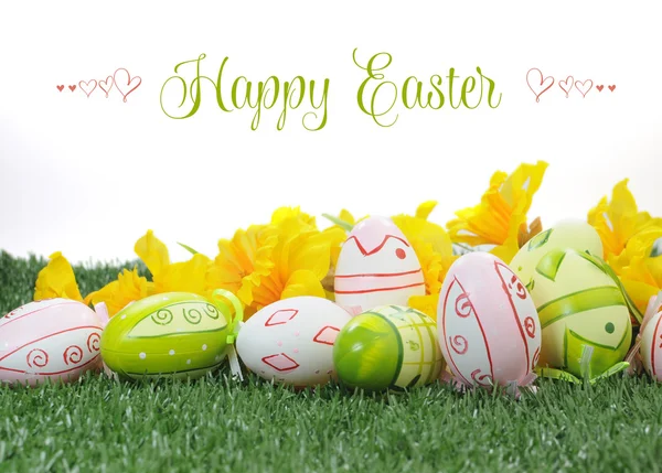 Feliz Pascua con narcisos y huevos de Pascua —  Fotos de Stock