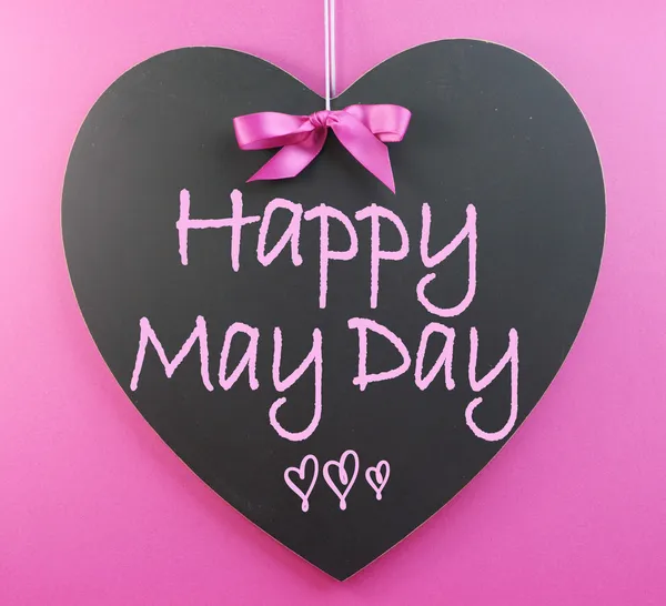 Kalp şekilli yazı tahtası üzerinde mutlu Mayıs günü el yazısı selamlama — Stok fotoğraf
