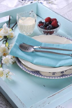 güzel cupcake ve çilek vintage mavi tepsi