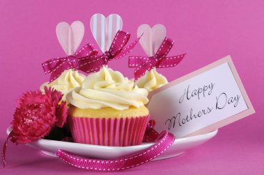 mutlu anneler günü cupcakes pembe bir arka plan üzerinde
