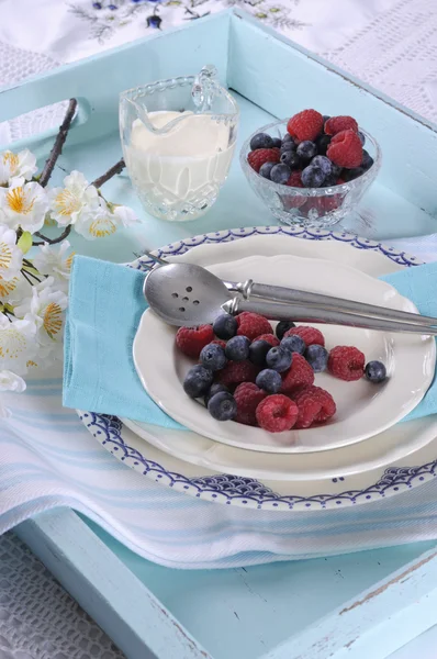 Красивые кексы и ягоды на винтажном голубом подносе — стоковое фото