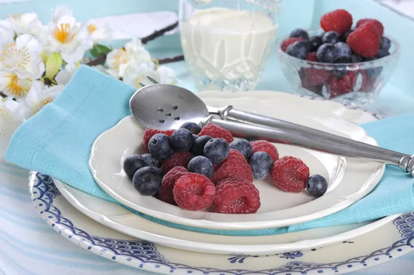 Beautiful cupcake and berries on vintage blue tray — Stock Photo, Image