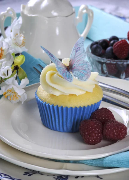 Bonito cupcake e bagas na bandeja azul vintage — Fotografia de Stock