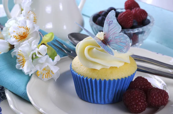 Beautiful cupcake and berries on vintage blue tray — Stock Photo, Image