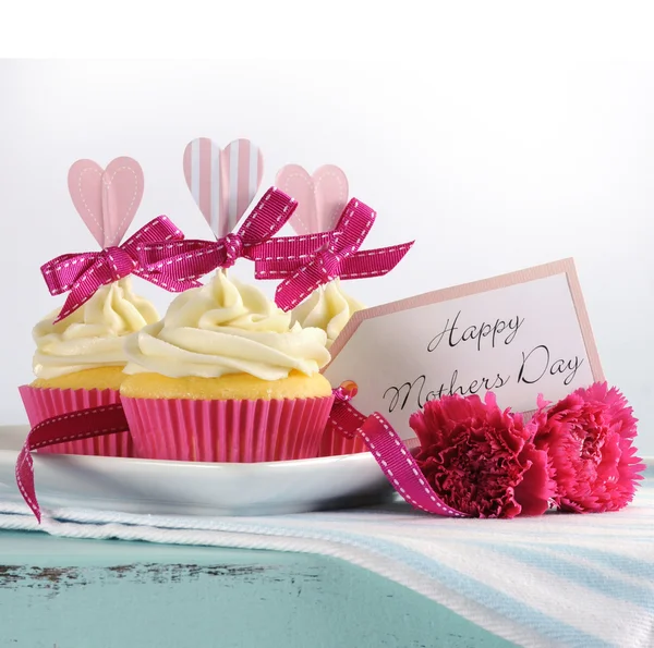 Feliz Día de las Madres cupcake y bandeja vintage —  Fotos de Stock
