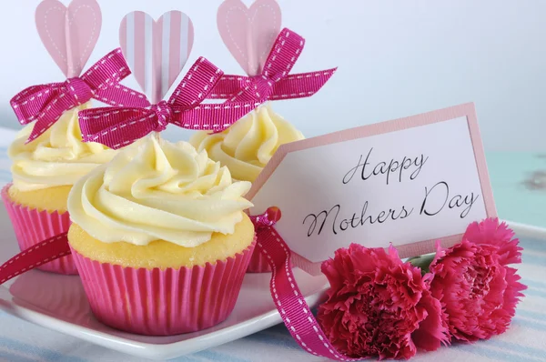 Happy Mothers Day cupcake and vintage tray — Stock Photo, Image