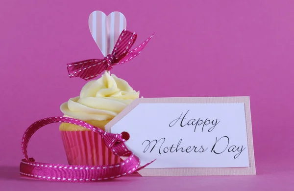 Feliz Día de las Madres cupcakes sobre fondo rosa — Foto de Stock