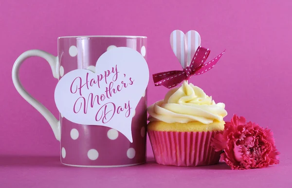 Feliz Día de las Madres cupcakes sobre fondo rosa — Foto de Stock