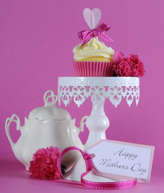 mutlu anneler günü cupcake Hediyelik pembe bir arka plan üzerinde