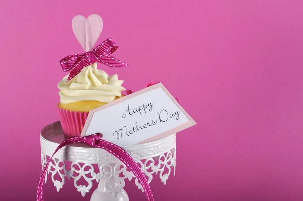 幸福的母亲一天蛋糕礼物在粉红色的背景上 — 图库照片
