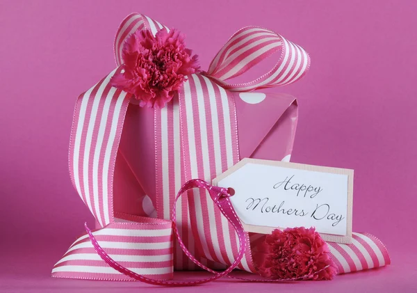 Feliz Día de las Madres cupcake regalo sobre fondo rosa — Foto de Stock