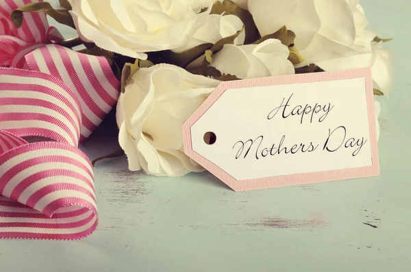 Feliz Día de las Madres rosas blancas regalo sobre fondo vintage —  Fotos de Stock