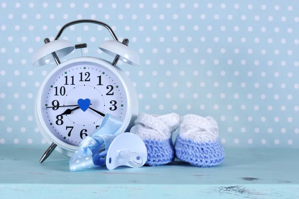 Bebé niño vivero azul y blanco botines y reloj, en aqua vinta —  Fotos de Stock