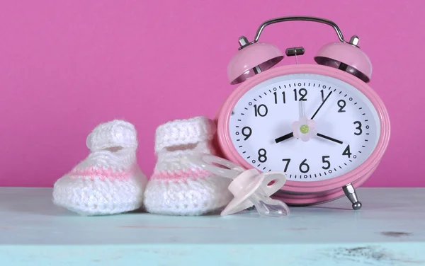 Baby meisje kwekerij schattig wit en roze laarsjes, dummy fopspeen een — Stockfoto