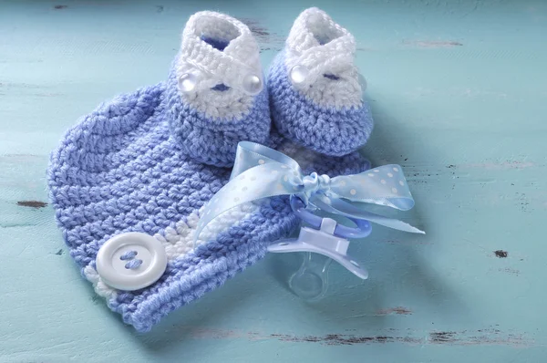 Bambino vivaio blu e bianco stivaletti di lana, manichino e ciuccio — Foto Stock