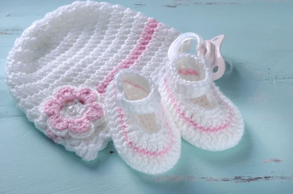 Baby girl nursery pink and white stripe wool booties, bonnet and — Stock Photo, Image