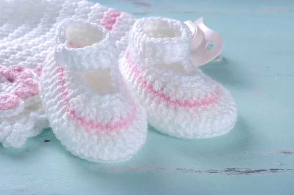 Bébé fille pépinière rose et blanc rayures chaussons de laine, bonnet et — Photo