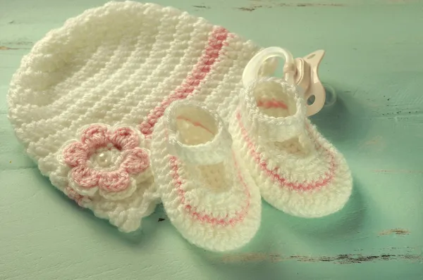 Retro filtre bebek kız çocuk odası pembe ve beyaz yün bootie şeritler — Stok fotoğraf