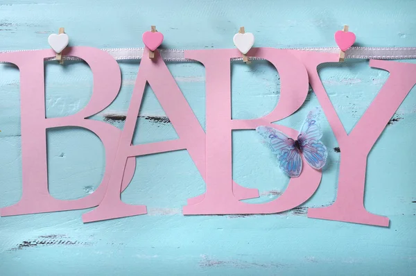 Pink baby meisje kwekerij brieven bunting tegen een vintage aqua bl — Stockfoto