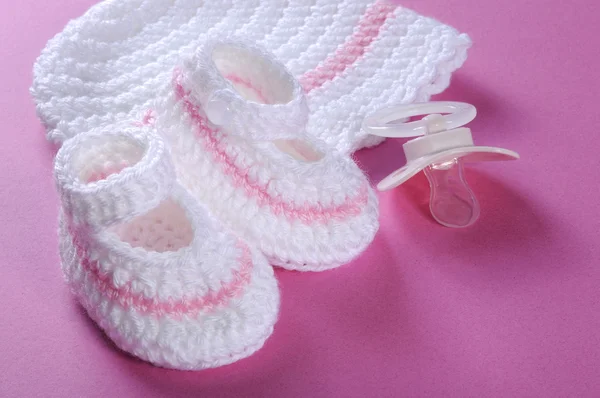 Nahaufnahme von Babymädchen Kinderzimmer rosa und weißen Streifen Wolle Booties — Stockfoto