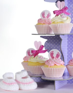 Bebek kız çörekler ve patik mor cupcake stand