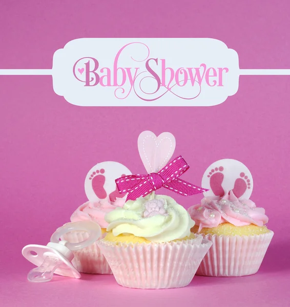 Rosa baby flicka cupcakes med hälsning exempeltexten i vintage stil — Stockfoto