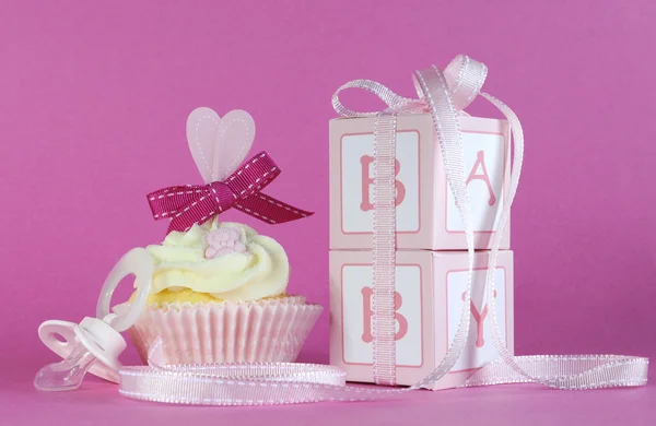 Tema rosa bebé niña cupcake y cajas de regalo favor —  Fotos de Stock