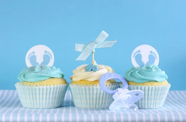 Tema azul bebé niño tres cupcakes —  Fotos de Stock